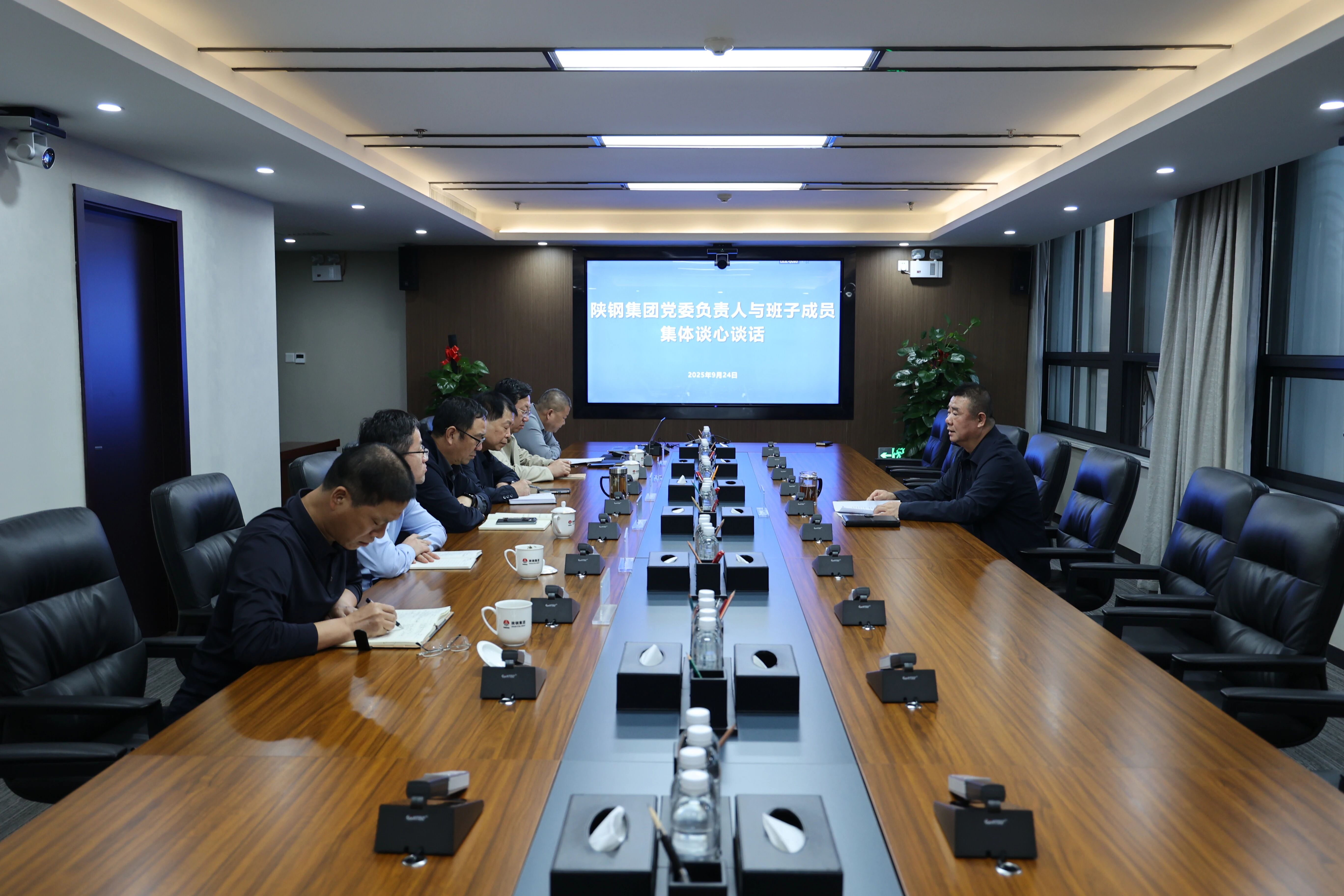 許曉增對陜鋼集團(tuán)班子成員進(jìn)行集體談心談話